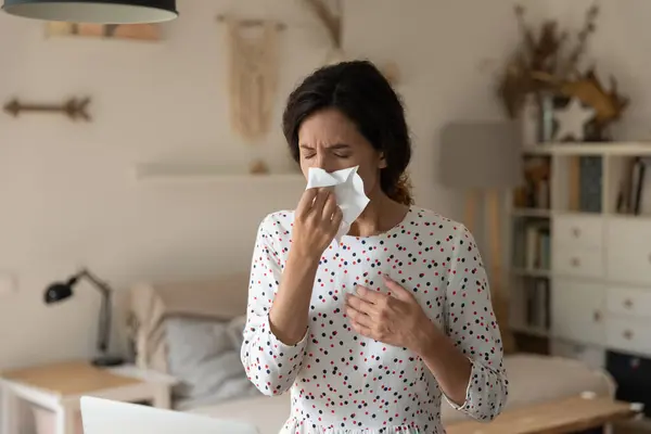 Starnuto femminile malsano pulire il naso con tessuto soffrono di rinite — Foto Stock