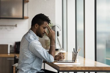 Düşünceli Afrikalı Amerikalı iş adamı araştırma projesi üzerinde çalışıyor.