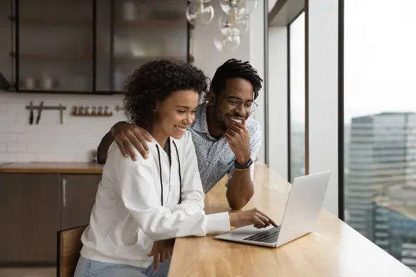 Κοντινό πλάνο ευτυχισμένο ζευγάρι Αφροαμερικανών που χρησιμοποιούν φορητό υπολογιστή μαζί — Φωτογραφία Αρχείου