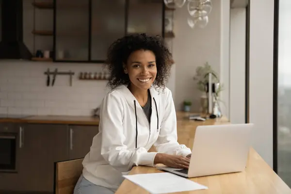 Foto de la cabeza retrato sonriendo mujer afroamericana utilizando el ordenador portátil —  Fotos de Stock