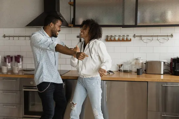 Mutlu Afrikalı Amerikalı çift mutfakta dans ediyor, eğleniyorlar. — Stok fotoğraf