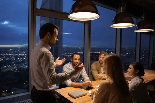 Primer plano ejecutivo empresario confiado hablando en la reunión corporativa tarde — Foto de Stock