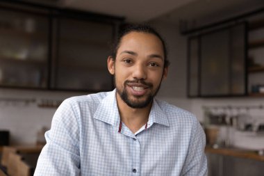 Kameraya konuşan Afrikalı Amerikalı adamın portresi.