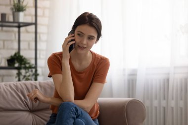 Genç bir kadın cep telefonuyla cevap veriyor. Arkadaşını dinle.