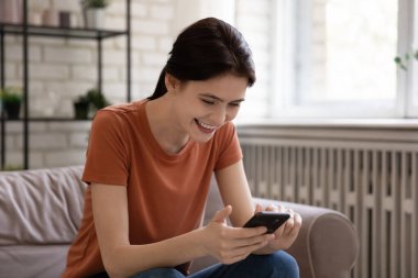 Gülümseyen genç kadın blogdaki yorumlara gülüyor