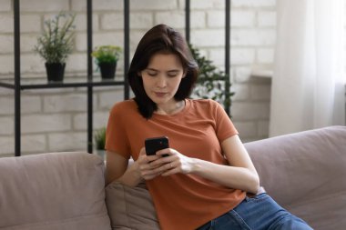 Sosyal medyada hücre mesajlaşmasına odaklanan sakin genç kadın