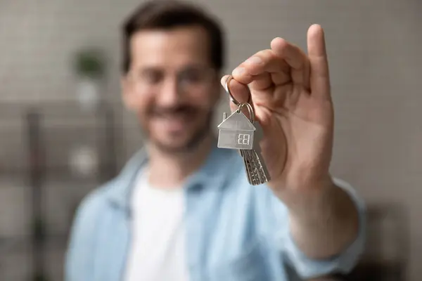 Portrait of happy man buyer of new apartment holding key — Stock Photo, Image