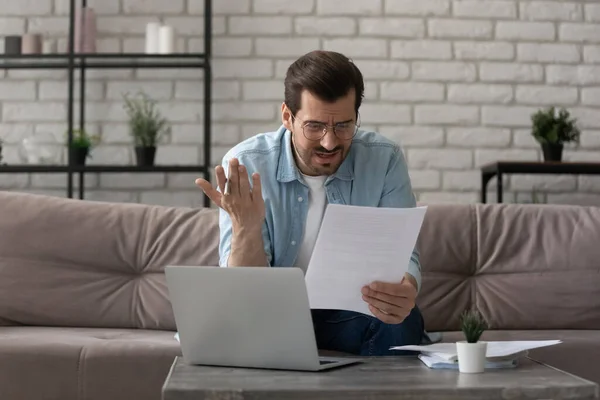 Homem irritado ler carta com más notícias em casa escritório — Fotografia de Stock
