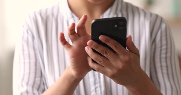 Primer plano joven mezclado mensaje de escritura de usuario en el teléfono inteligente. — Vídeo de stock