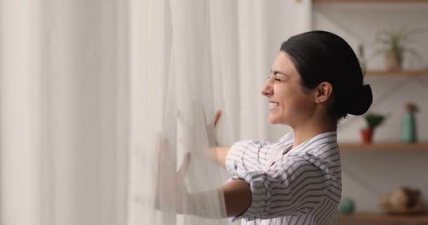 Sorrindo bela milenar indiana etnia mulher cortinas de abertura. — Vídeo de Stock