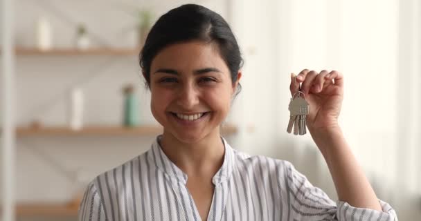 Aufgeregt Millennial glücklich Mischling indische Hausbesitzerin zeigt Schlüssel. — Stockvideo