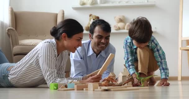 Щаслива індійська пара грає в іграшки з маленьким сином вдома . — стокове відео