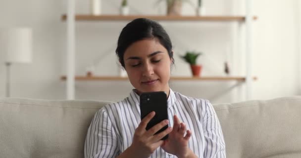 不幸なニュースでメッセージを読んでいる25代の若いインド人女性. — ストック動画