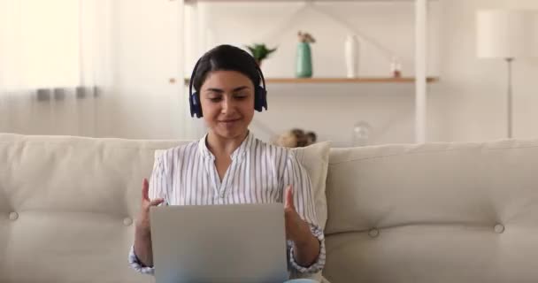 Heureuse jeune femme biraciale communiquant à distance à l'intérieur. — Video