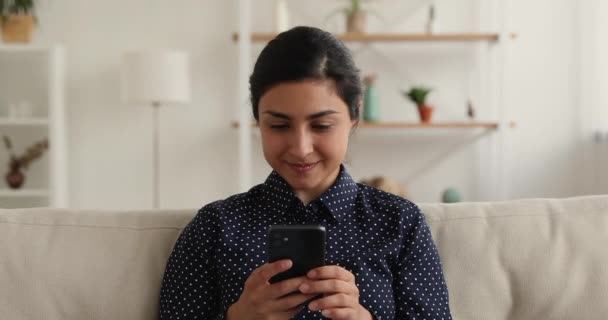 Emocional joven india feliz recibiendo mensaje con buenas noticias. — Vídeos de Stock