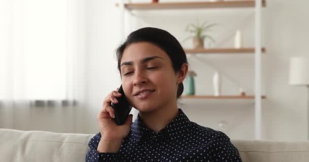 若い30代のインド人女性が自宅でモバイル会話を開催. — ストック動画