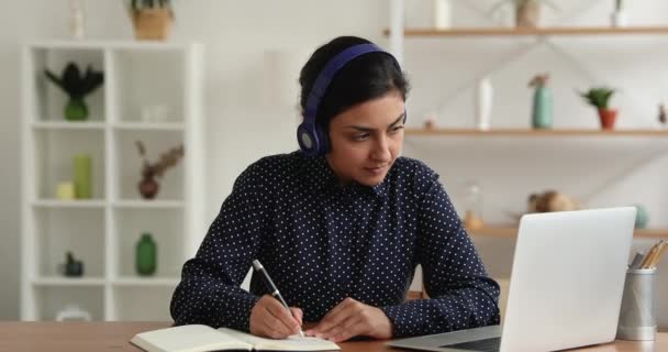 Concentrada milenaria india biracial mujer estudiando en interiores. — Vídeos de Stock