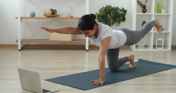 Gelukkig gemotiveerde duizendjarige indische vrouw genietend van online yoga klasse. — Stockvideo