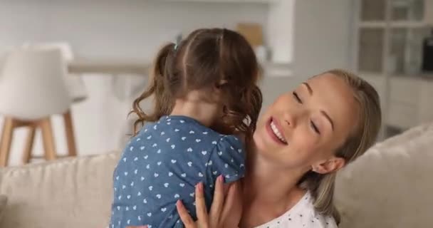 Amorosa madre abrazando poco lindo preescolar hija — Vídeos de Stock