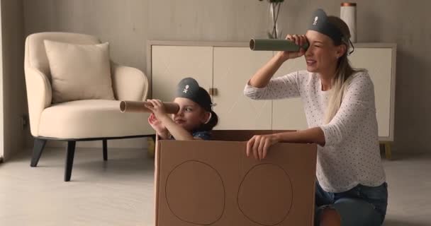 Kid spelen piraten met mam holding spionnenbril kijken in afstand — Stockvideo