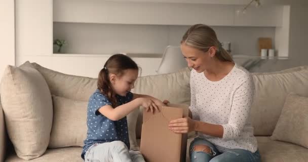 Mulher e filha caixa de pacote de abertura desfrutar de surpresa e brinquedo — Vídeo de Stock