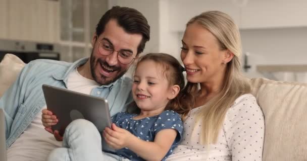 Famiglia dipendente con gadget trascorrere del tempo a casa — Video Stock