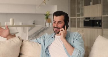 Kanepeye otur ve arkadaşınla konuş. Akıllı telefonu kullan.