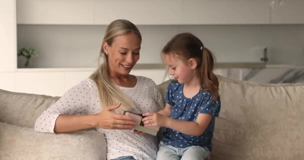 Liefdevolle kleine dochter maakt verrassing, geeft geschenkdoos aan mama — Stockvideo