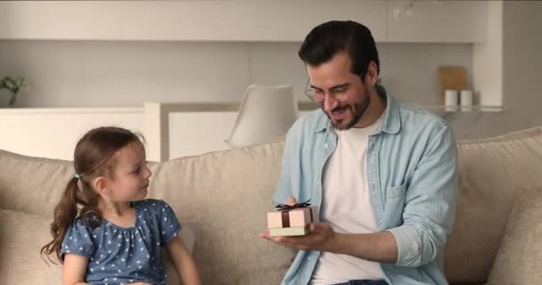 Zorgvuldige kleuterschool dochter maakt verrassing voor vader — Stockvideo