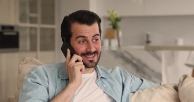 Kanepede rahatla. Cep telefonunu tut. Kız arkadaşınla sohbetinin tadını çıkar.