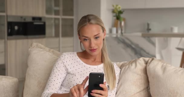 Mujer sosteniendo smartphone leer super noticias se siente feliz celebrar el éxito — Vídeos de Stock