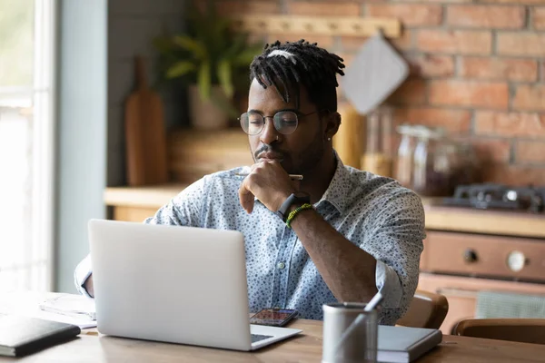 Focused black male read web search result on laptop screen — Stock Photo, Image