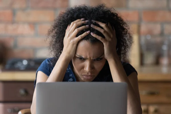 Nerviosa joven africana cabeza arañazos mirada en la pantalla del ordenador portátil — Foto de Stock