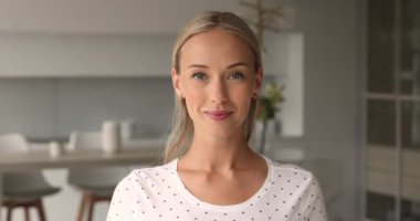 İçeride kameraya bakan güzel bir kadının portresi.