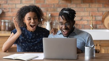 İnanılmaz siyahi eşler internet mağazasından süper teklif alıyorlar.