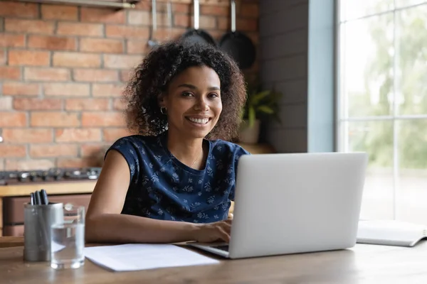 Positivt motiverad ung svart dam fjärrstudent titta på kameran — Stockfoto