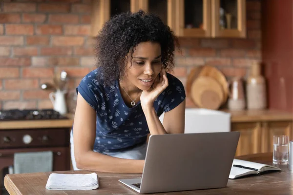 Curiosa signora nera guardare pc risolvere il problema in mente — Foto Stock