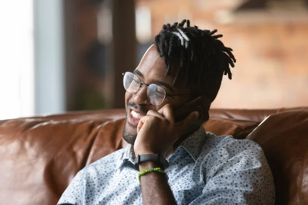 Positiv tusenårig afrikansk amerikansk man hipster ringer vän via telefon — Stockfoto