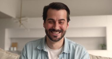 Arkadaşını selamlayan adam sanal iletişimi video çağrısı ile başlatır ve bitirir