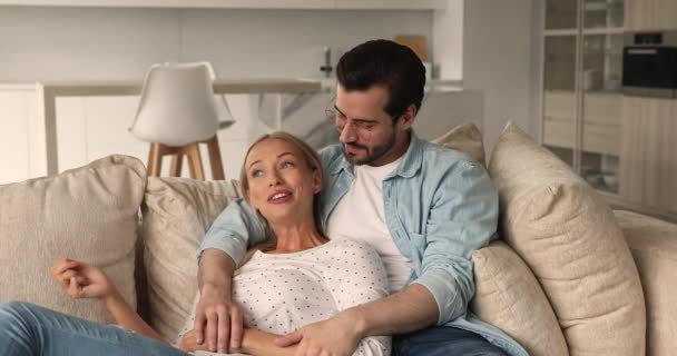 Casal apaixonado relaxante no sofá confortável na sala de estar — Vídeo de Stock