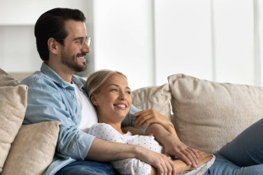 Mutlu çift koltukta oturup hayal kuruyor.