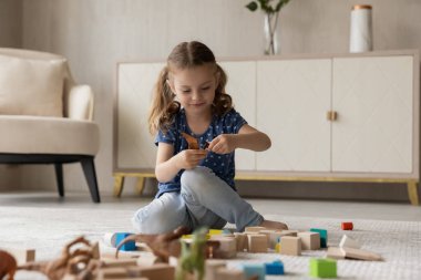 Oturma odasında oynayan tatlı küçük kız.