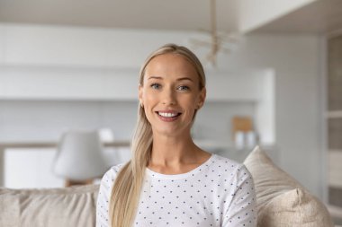 Görüntülü aramada gülümseyen kadının portresi.