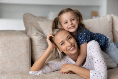 Gülümseyen genç anne ve küçük kızının portresi