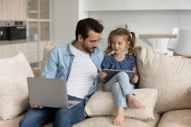 Küçük baba ve küçük kız aletleri kullanarak rahatlar.