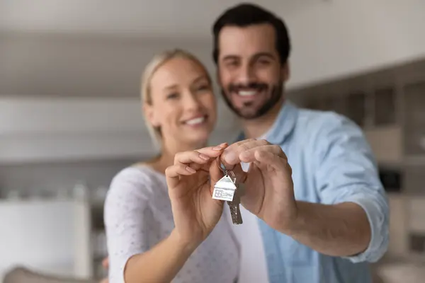 Feliz pareja mostrar las llaves de un nuevo hogar —  Fotos de Stock