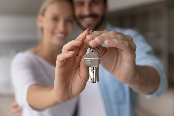 Primer plano de la pareja feliz mostrar las claves de compra de casa —  Fotos de Stock