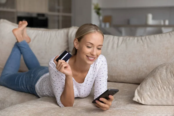 Feliz millennial mujer comprando en internet en almohadilla — Foto de Stock