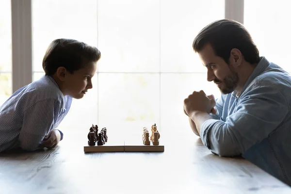 Joven padre caucásico y pequeño hijo listo para el partido de ajedrez — Foto de Stock