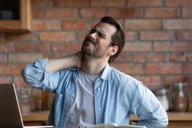 Hasta adam bilgisayarda çalışırken sırt ağrısı çekiyor.